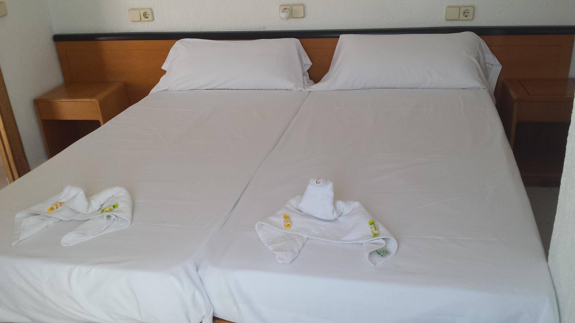 Hostal Port Corona Cala Ratjada  Buitenkant foto