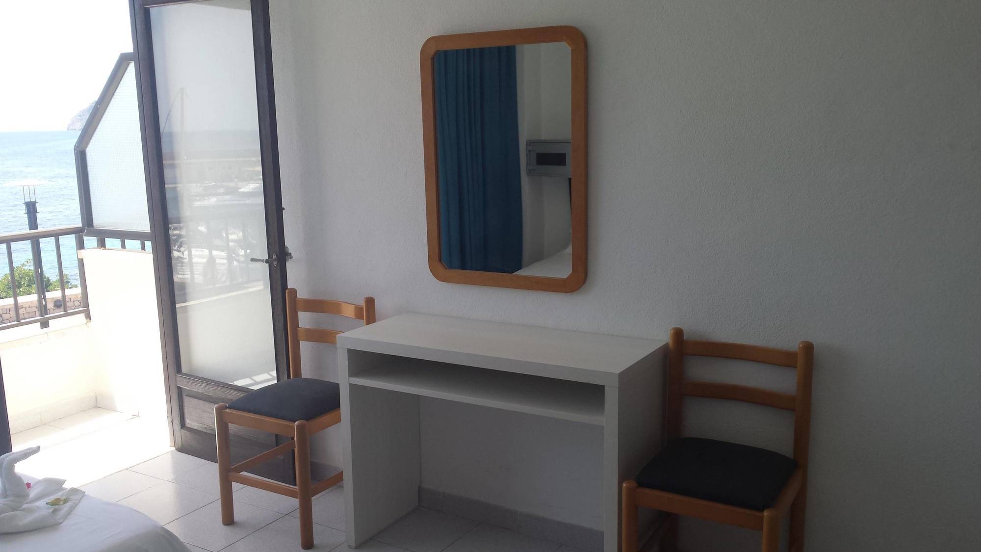 Hostal Port Corona Cala Ratjada  Buitenkant foto