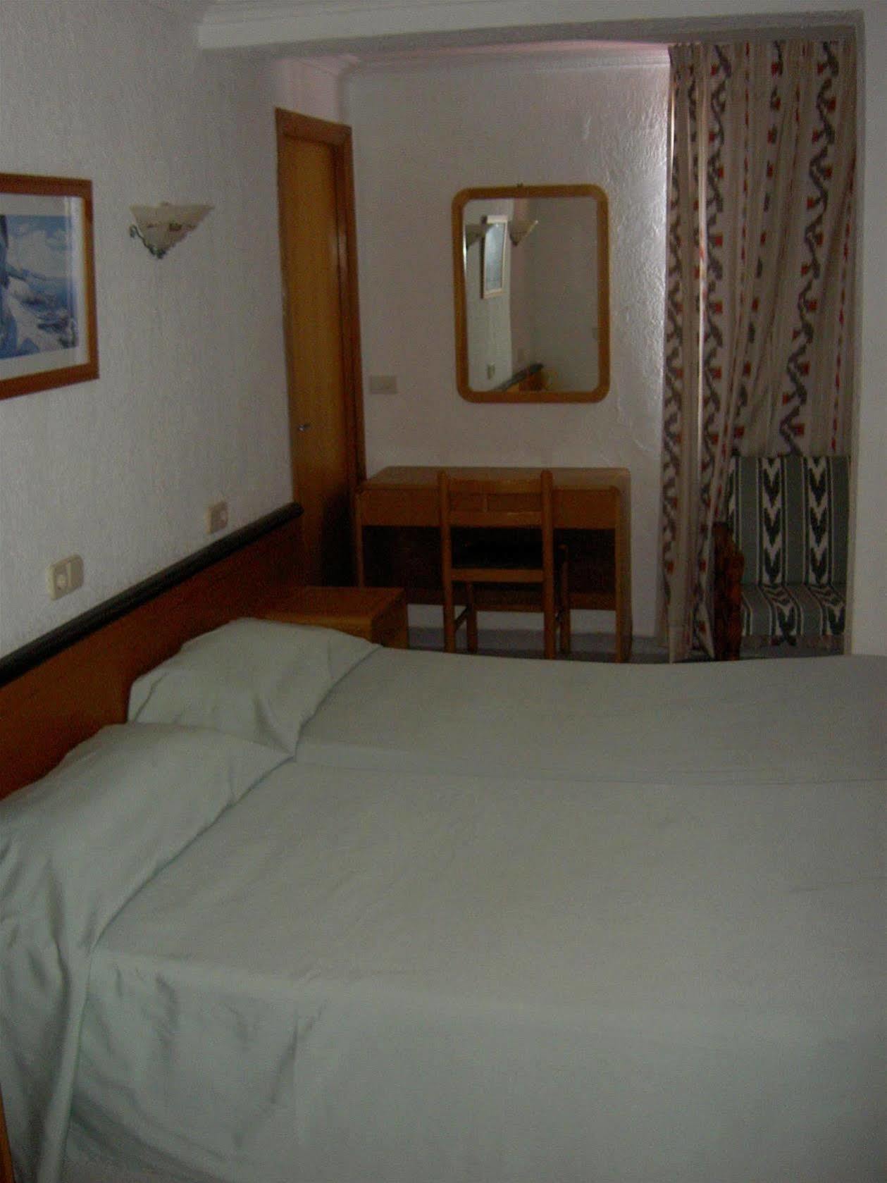 Hostal Port Corona Cala Ratjada  Buitenkant foto