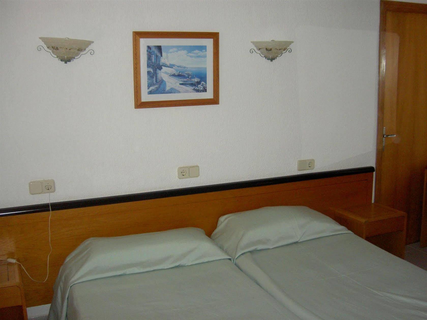 Hostal Port Corona Cala Ratjada  Buitenkant foto